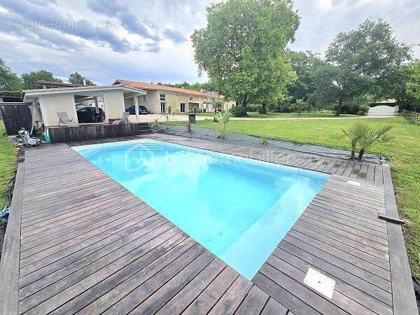 Magnifique longere renovee de 379 m2 avec 4 chambres et piscine sur 1.8 hectare !!! - photo 5