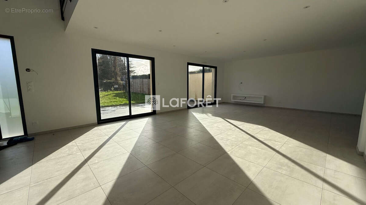 Maison moderne entièrement rénovée 4 chambres avec sous-sol et jardin PREAUX - photo 3
