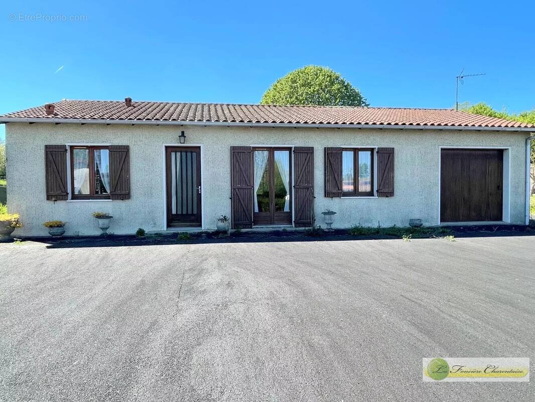 Maison à AIGRE