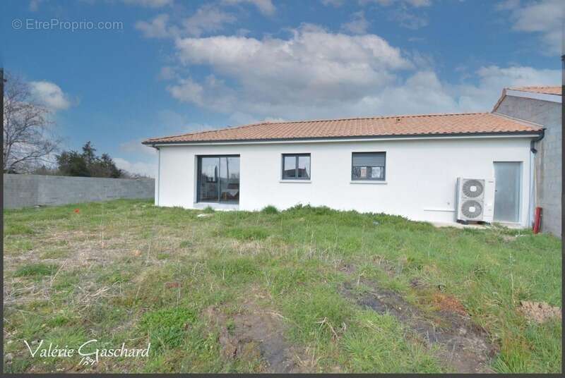 Maison à SAINT-MEDARD-DE-GUIZIERES