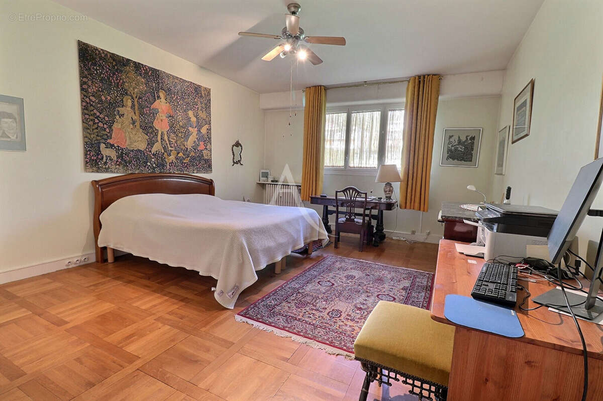 Appartement à LE MESNIL-LE-ROI