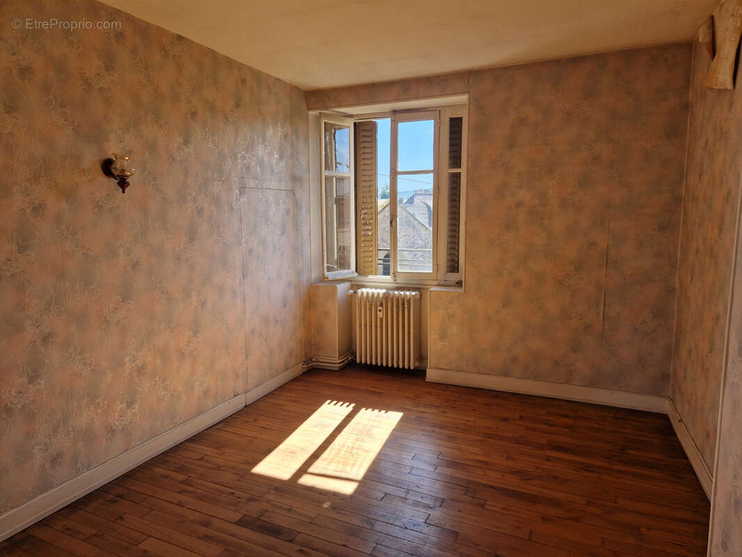 AUTUN - idéal investisseur - immeuble composé de 3 appartements, avec dépendances et cour - photo 24