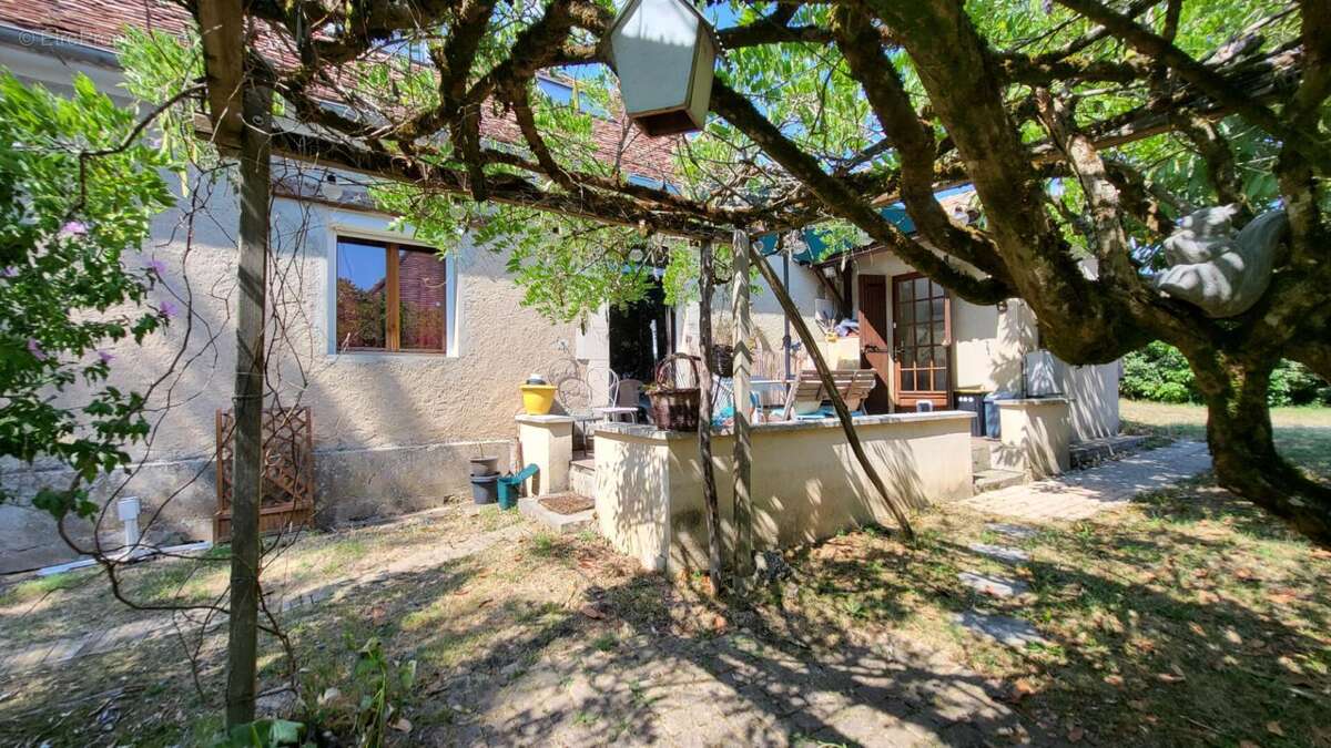 24140 Eyraud Crempse Maurens Maison ancienne en pierres  et petite grange sur parcelle de 3093 m² - photo 2
