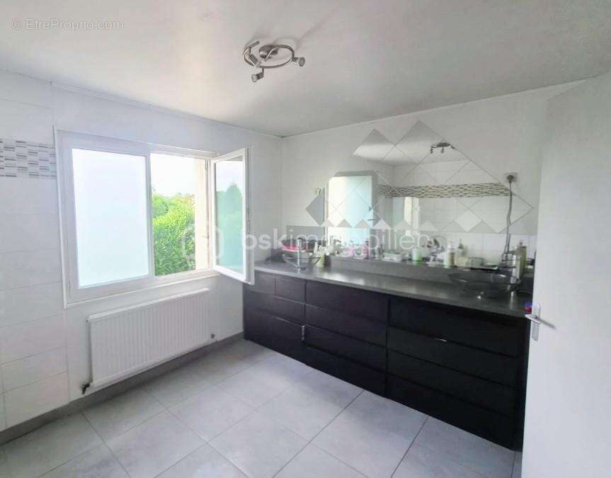 Une maison aux nombreux atouts, offrant espace, luminosité et une terrasse à aménager - photo 10
