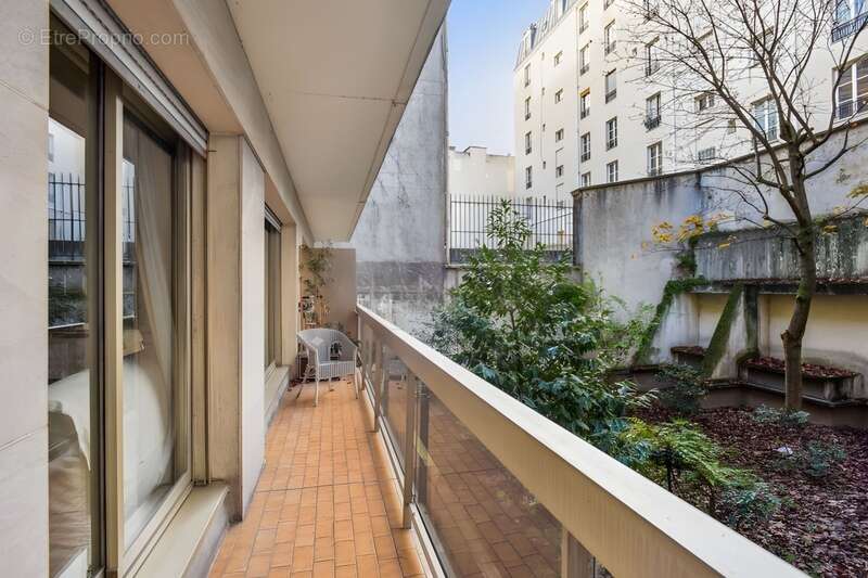 Appartement à PARIS-8E