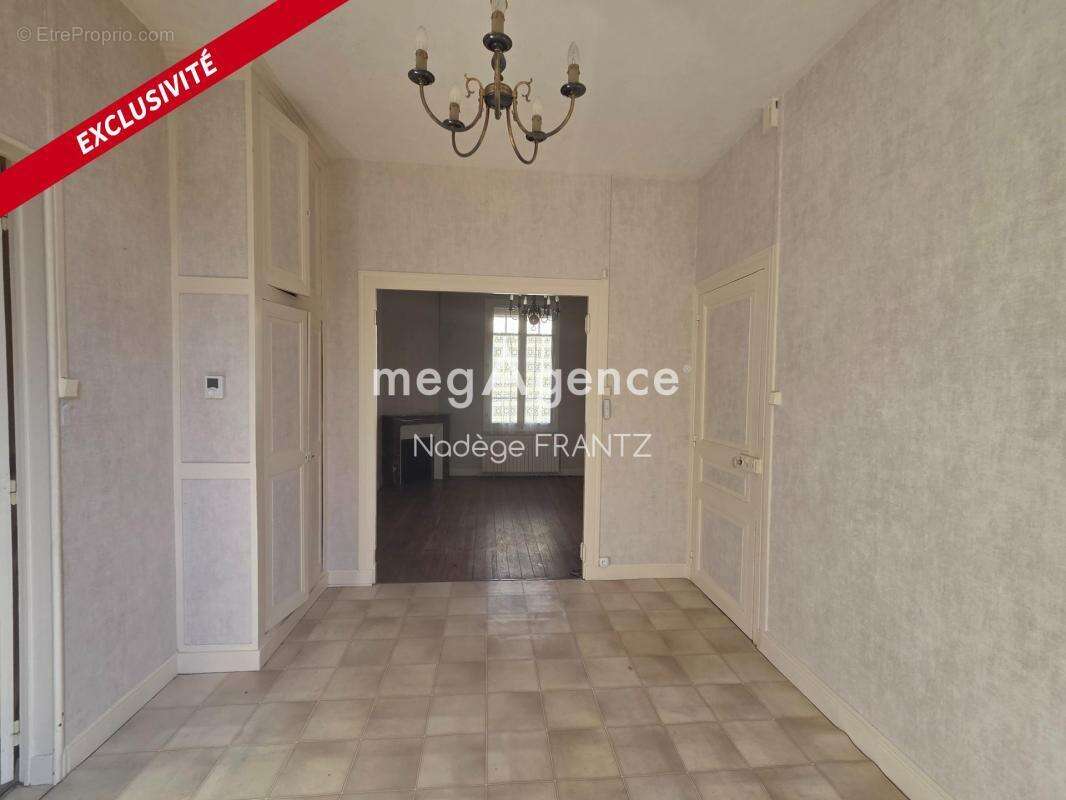 Maison de plain-pied à vendre – Saint-Jean-d'Angély (17400) – Jardin, garage et centre-ville à pied - photo 5