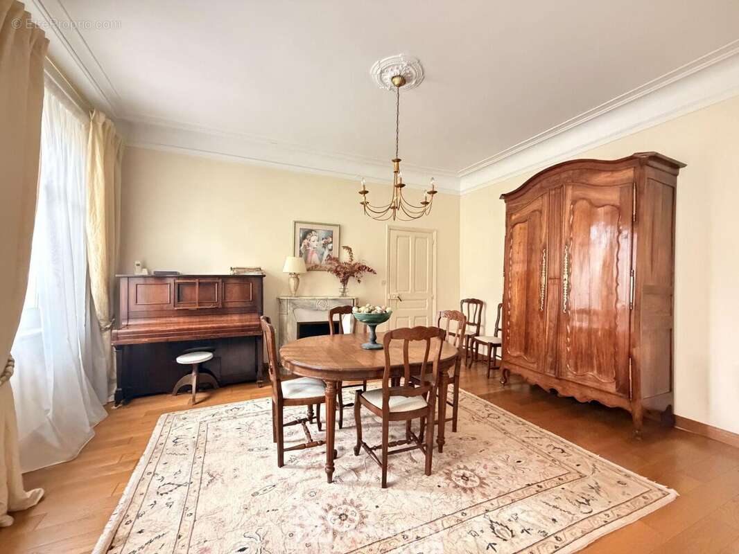 La salle à manger pour y recevoir vos convives - Maison à LAON