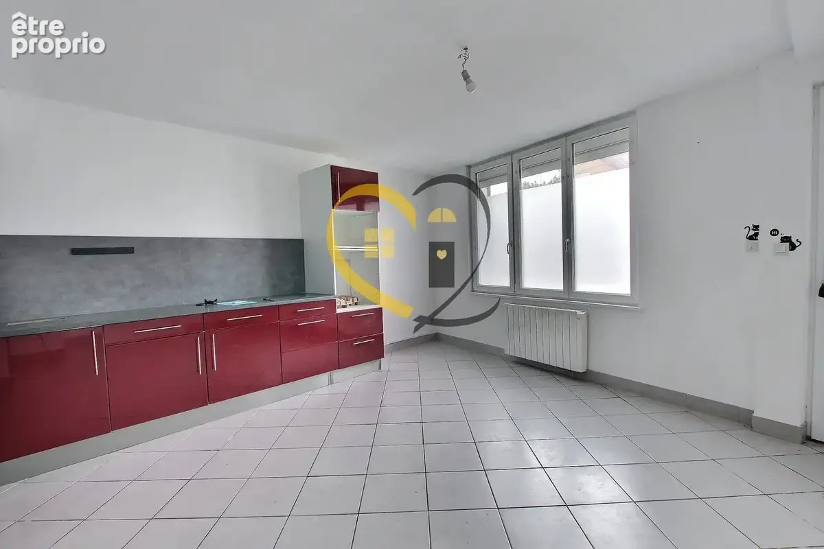 Maison à rénover avec grande terrasse sur le toit, garage et cabanon ! - photo 4