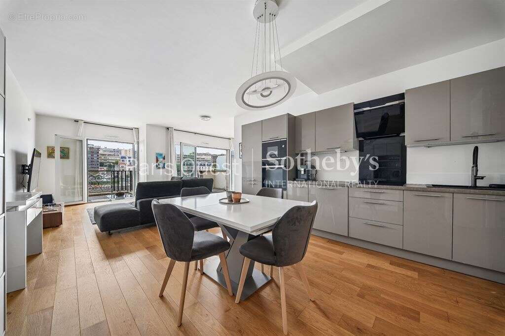 Appartement à NEUILLY-SUR-SEINE