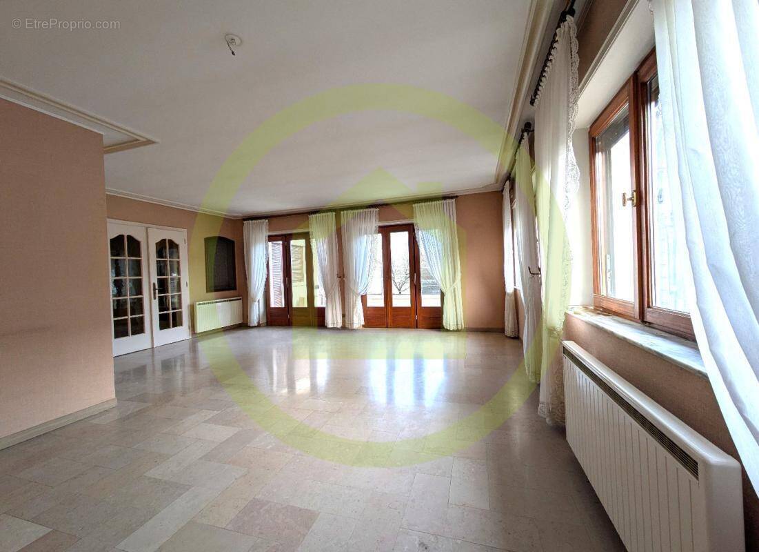 Maison à COURCELLES-CHAUSSY