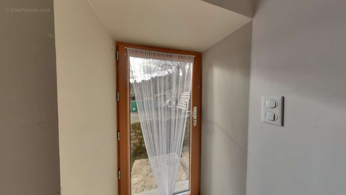 Maison à SAINT-MICHEL-DE-CHABRILLANOUX