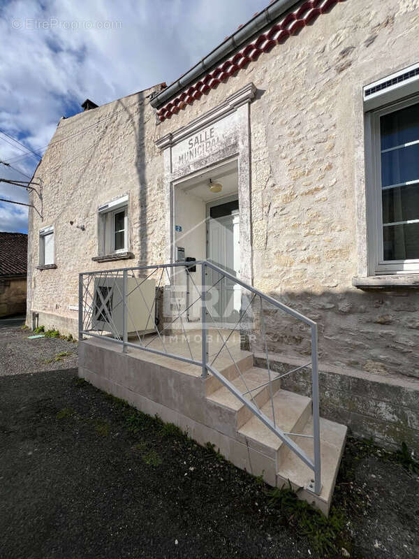 Maison à SAINT-LAURENT-DE-COGNAC