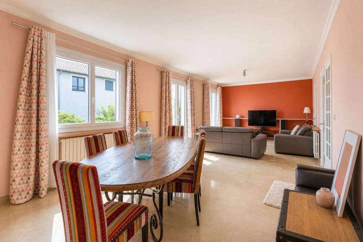 Maison de 7 pièces de 275 m² à Mions - photo 5