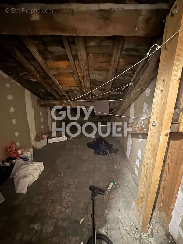 studio dernier étage ascenseur , de 24 m2 au sol -cave -grenier- possible Airbnb - photo 11