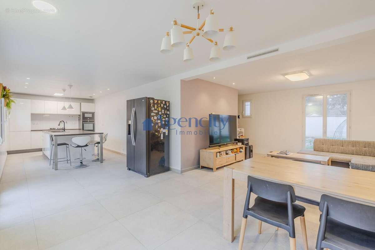 Séjour et cuisine - Maison à COUTEVROULT