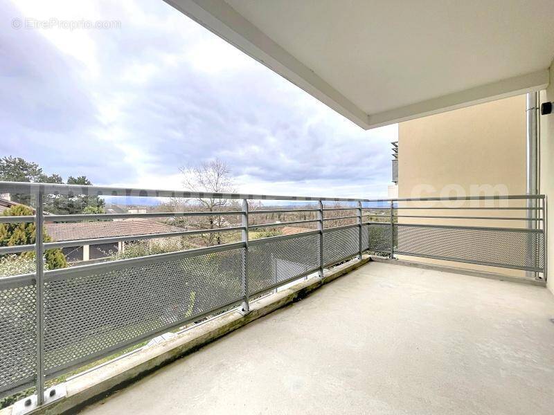 Appartement_T3_Saint_Cergues_proche_frontière_Suisse_DOUANE_TRAM_CEVA_LEMAN_EXPRESS_GENEVE_VOIE_VERTE_secteur_calme_cuisine_moderne_équipée_ouverte_Séjour_Saleve_Vue_Dégagée - Appartement à SAINT-CERGUES