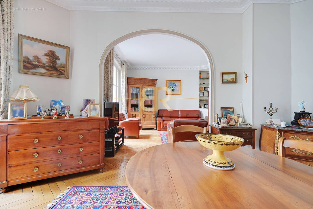 Appartement à PARIS-16E