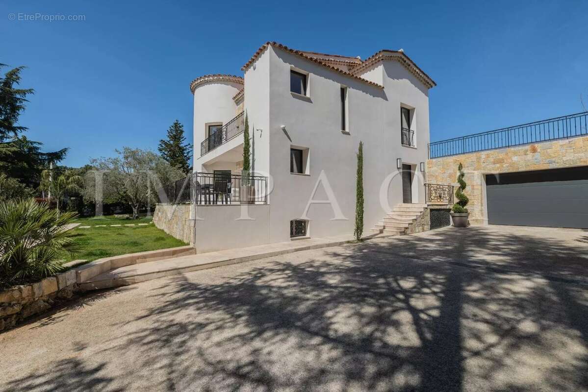 Maison à CHATEAUNEUF-GRASSE