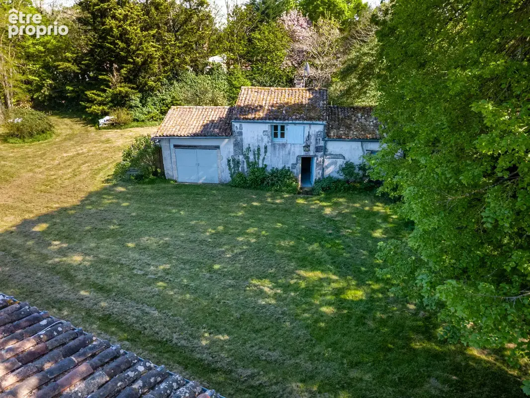 Propriété saintongeaise, 3 logements, 7 chambres, piscine, nombreuses dépendances, terrain 2 hectares - photo 2