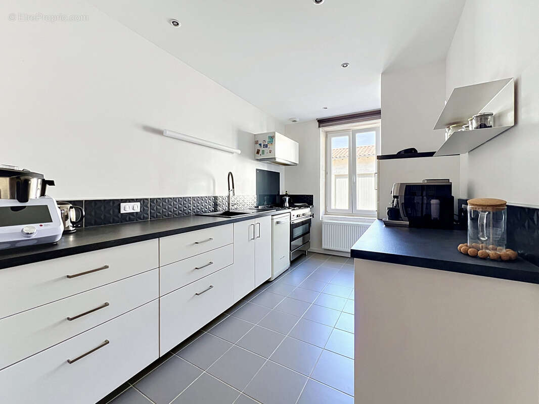 Maison de village avec jardin - 223m2 au cœur du village de Fareins - photo 5