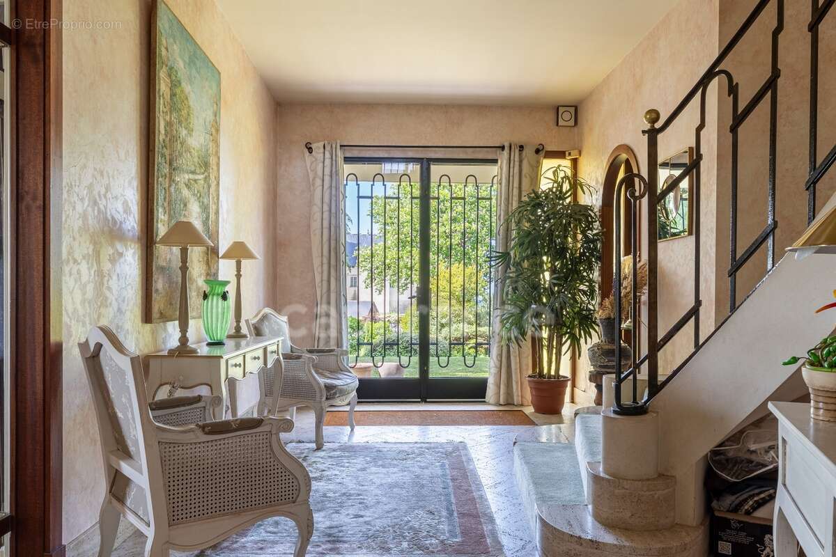 Propriete d'exception à vendre à SAUMUR (49400)  Panorama d'exception sur le château et la Loire - 328m² - 2278m²-piscine - photo 11