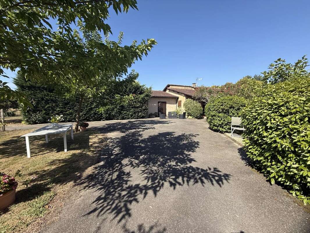 À 5 minutes de Nogaro, maison T4 de plain-pied avec 146 m² de dépendances, au calme, sur un terrain clos et arboré de 4 938 m² - photo 2