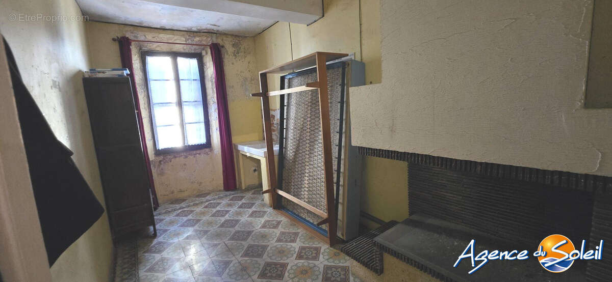 Maison à OPOUL-PERILLOS