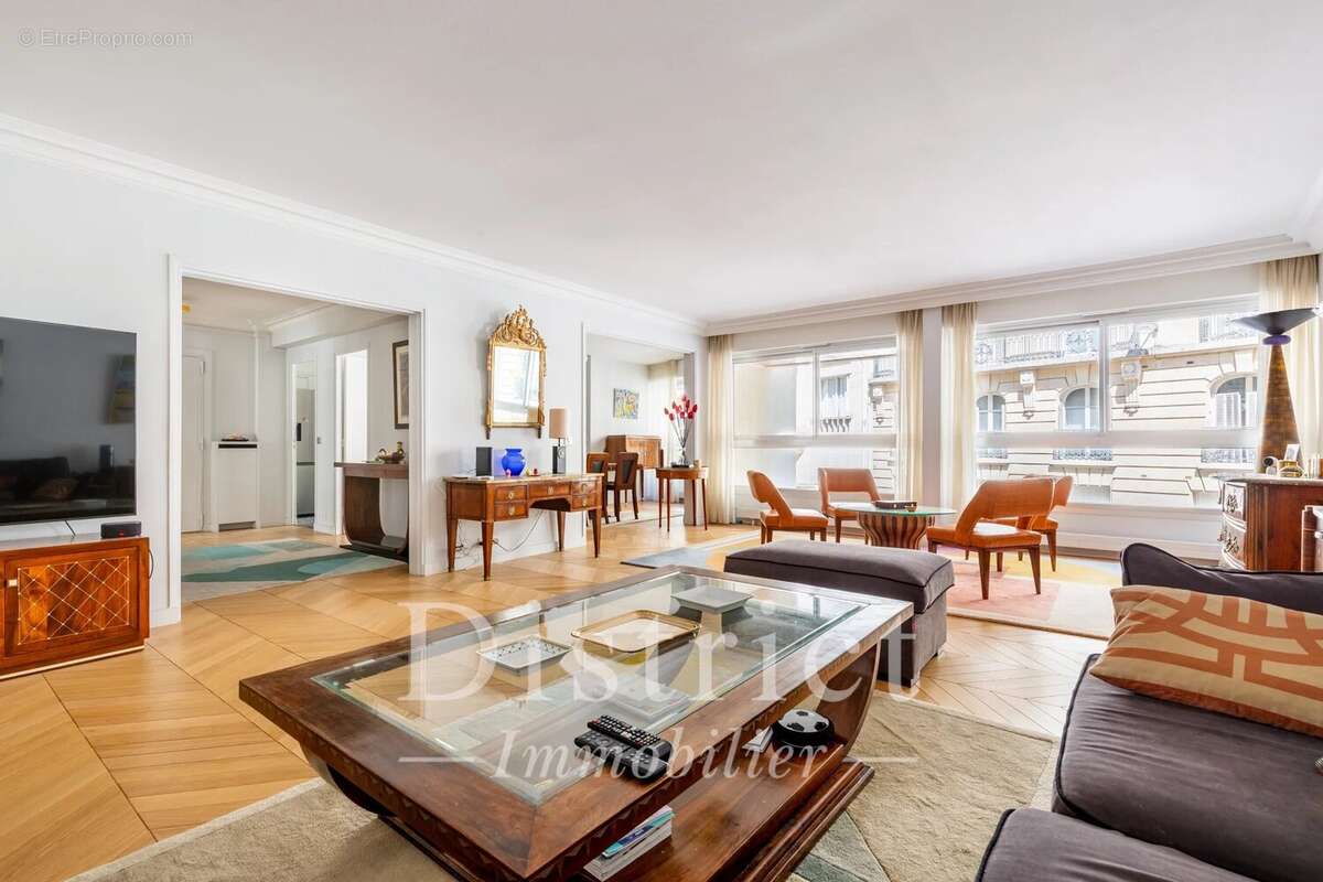 Appartement à PARIS-7E