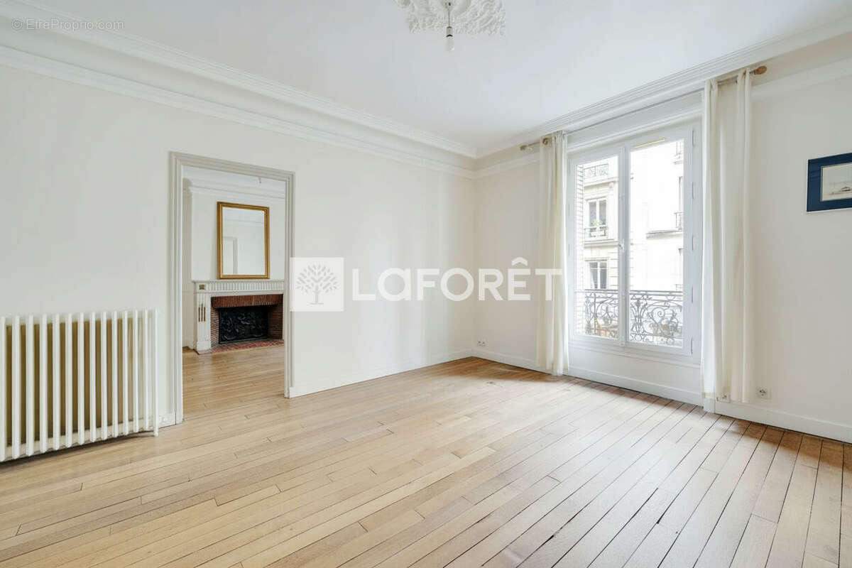 Appartement à PARIS-14E