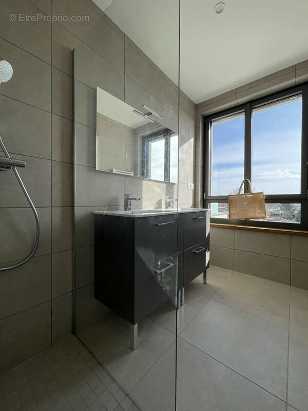 Appartement à LA TOUR-DE-SALVAGNY