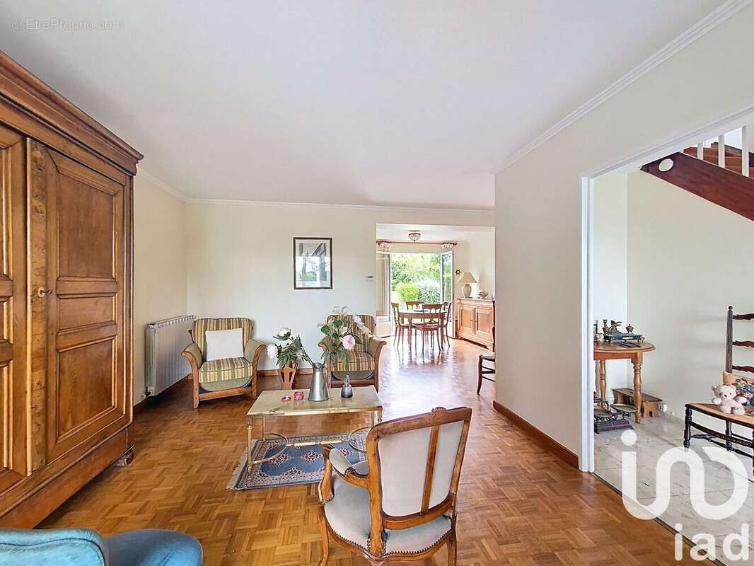 Photo 3 - Maison à LE MESNIL-SAINT-DENIS