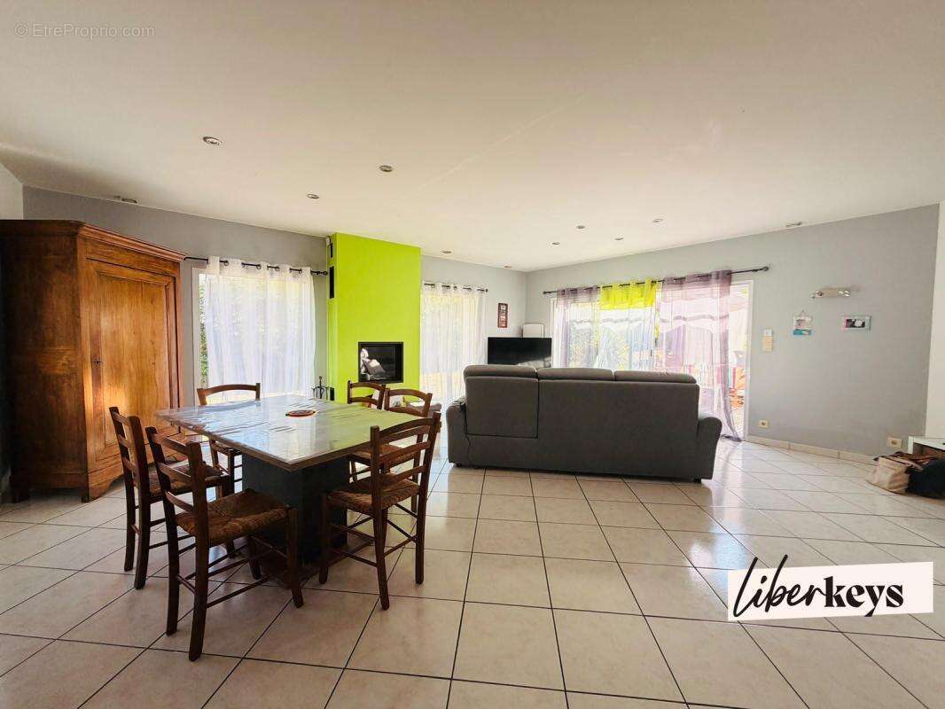 Maison familiale de plain-pied avec piscine, double garage et prestations énergétiques de qualité – Terrain arboré de 1 812 m² - photo 10