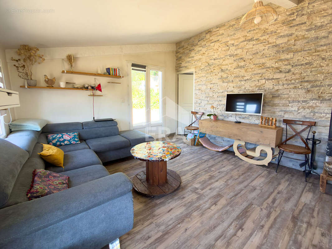 Maison à LA ROQUETTE-SUR-SIAGNE