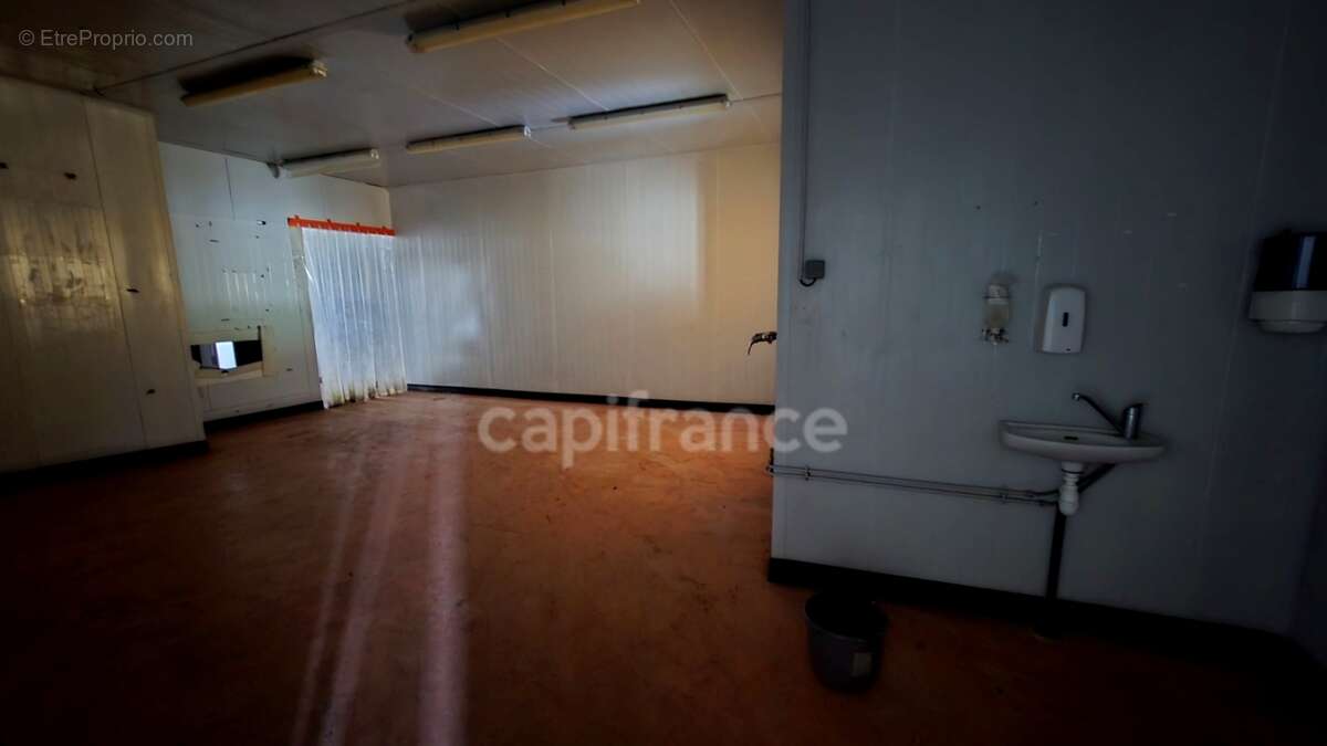 Local/bureau à vendre SOUBISE (17) 1600m² de surface développée - photo 14