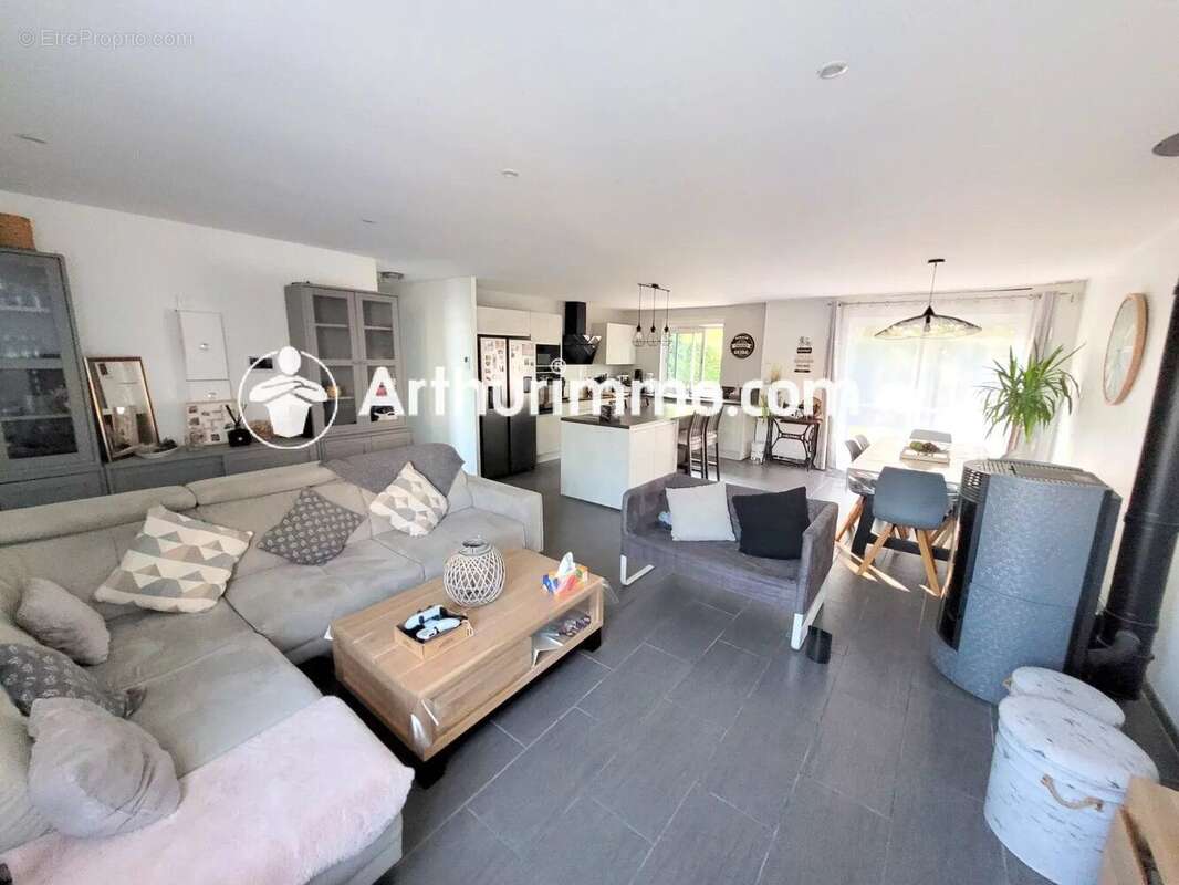 Maison à SAVIGNY-LE-TEMPLE