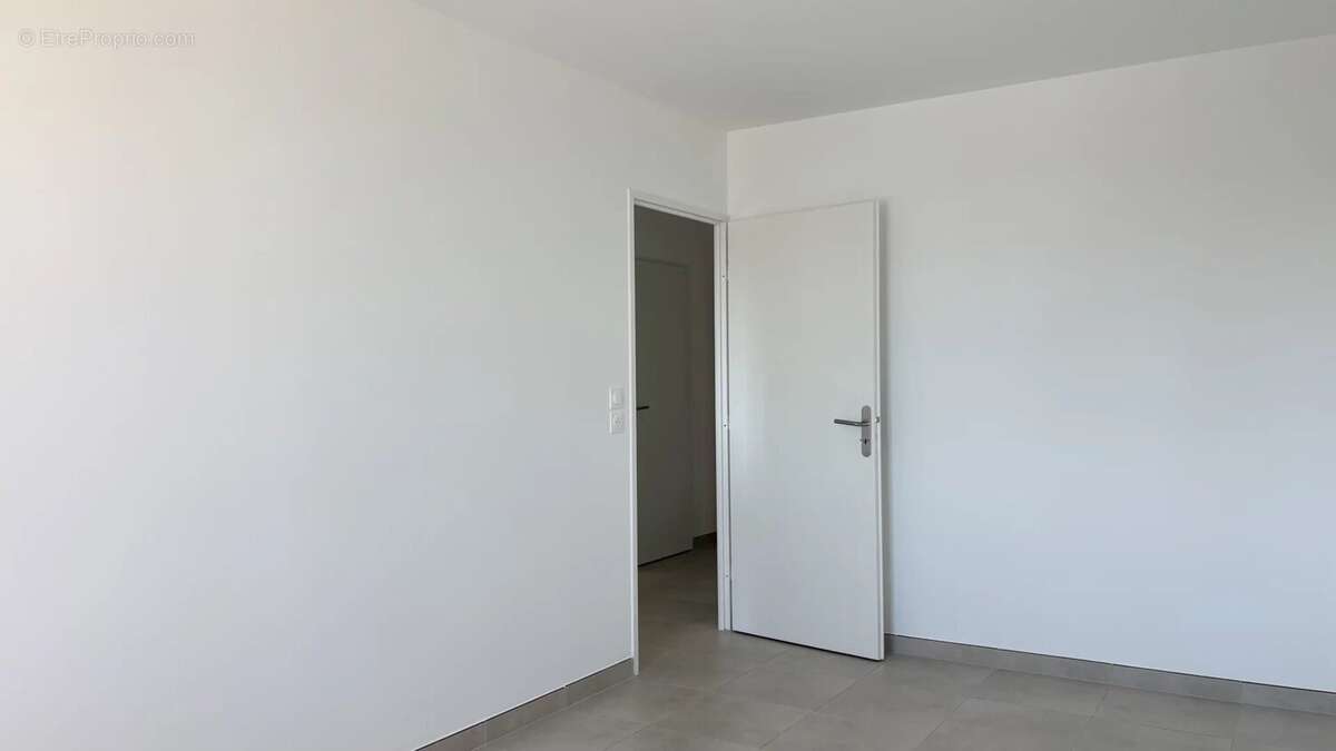 Appartement Type 3  Etat Neuf avec vue mer et port – Terrasse, parking, résidence sécurisée – Port-de-Bouc - photo 12