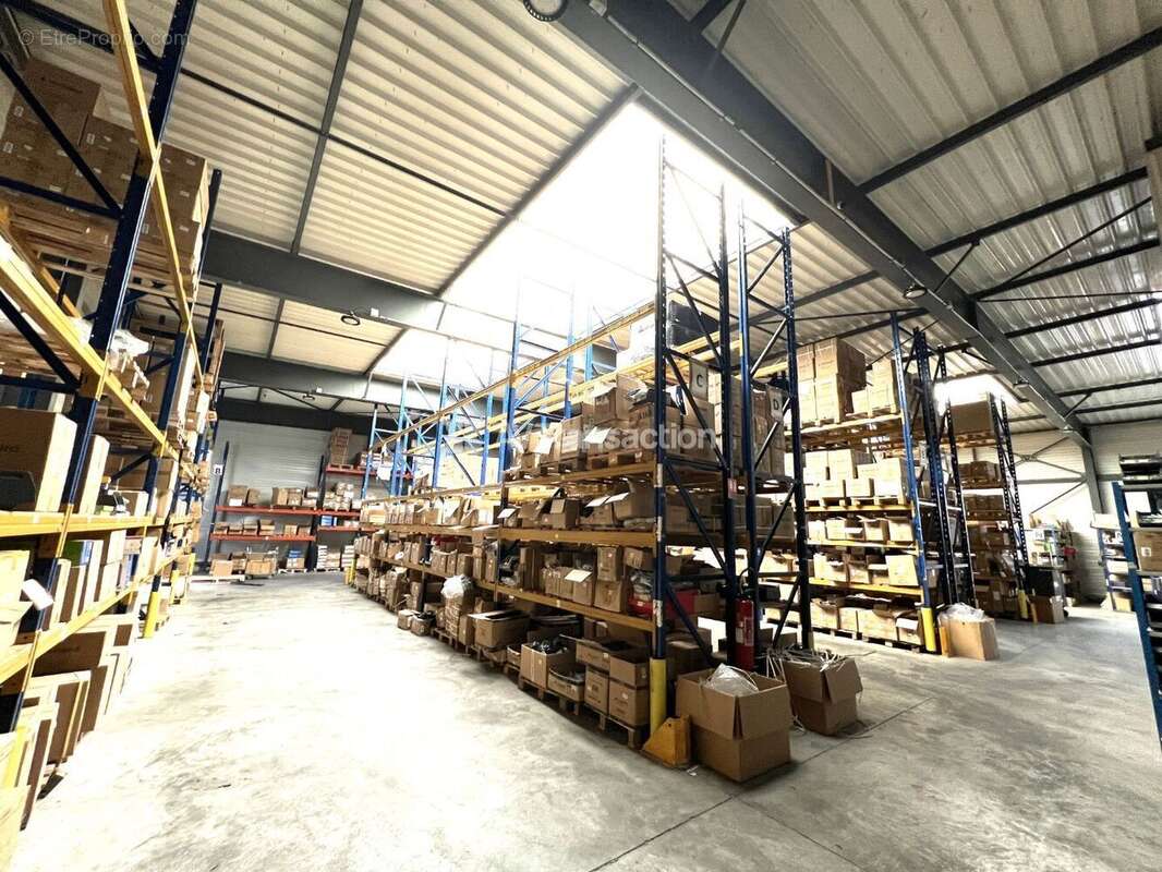 1090 m² à Evreux  - photo 4