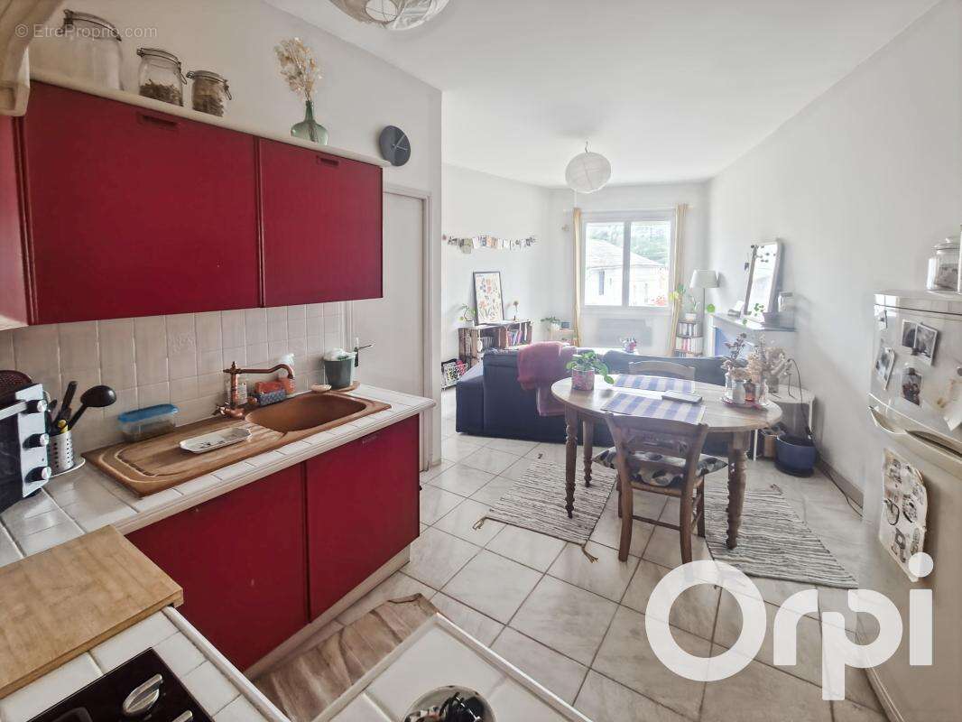 Appartement à SAINT-JULIEN-DE-PEYROLAS