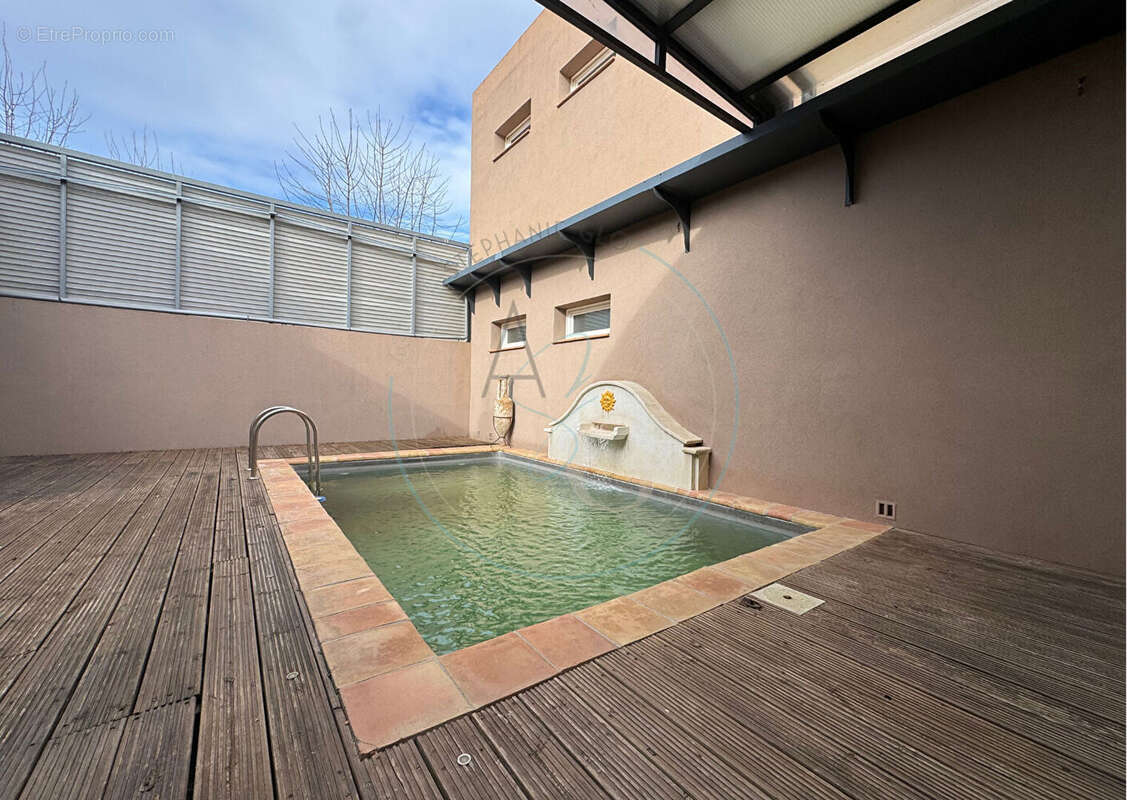 COGOLIN - Maison de 196 m² avec locaux commerciaux de 35.80 m² - photo 2