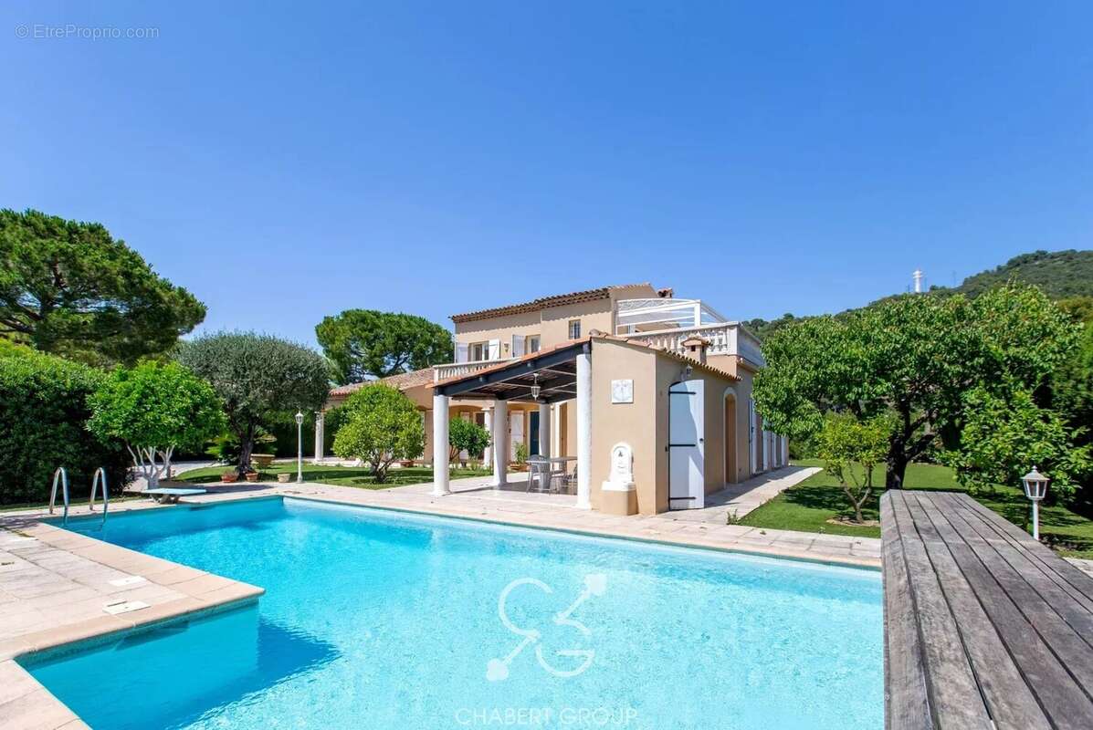 Villefranche-sur-mer - villa - 8 pièces - 200 m² - piscine - terrain de 1 500 m² - terrasses - stationnements - photo 8