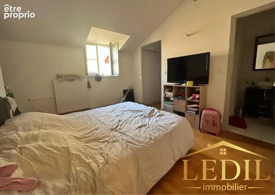 Appartement T4 de 104 m² dans un bâtiment chargé d’histoire - photo 4