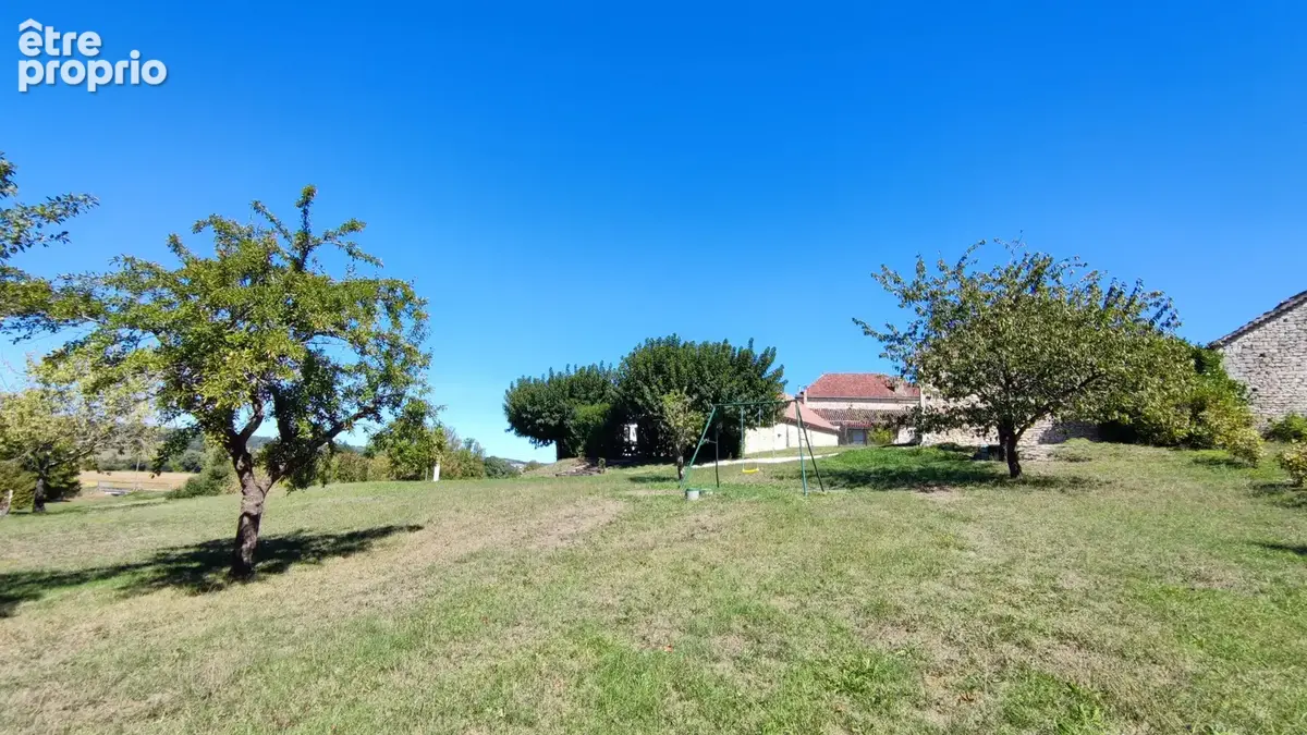 Propriété quercynoise en pierre avec gîte   2 maisons, dépendances et 4 246 m2 de terrain - photo 4