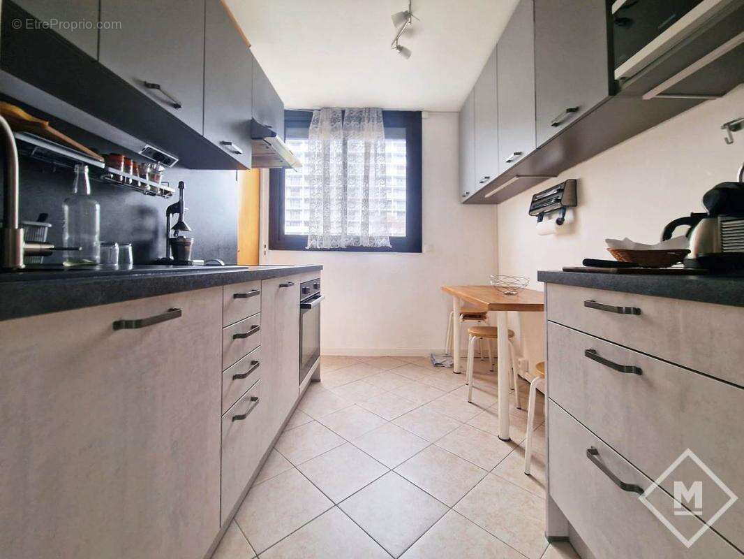 Vente magnifique Type 4 avec deux balcons vue mer Mazargues 13009 - photo 4