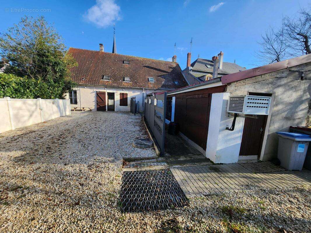 Autre à COURS-LES-BARRES