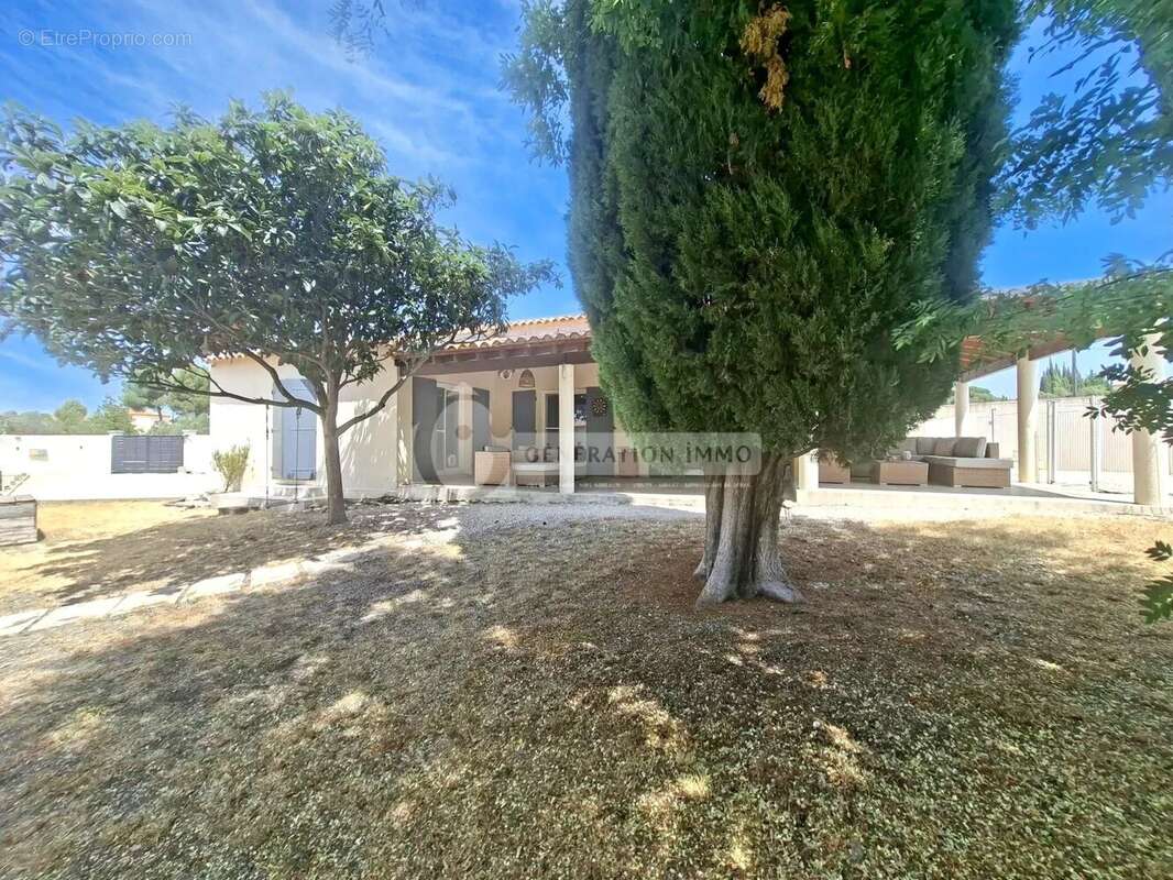 Villa de plain-pied avec piscine à Fontvieille - photo 2