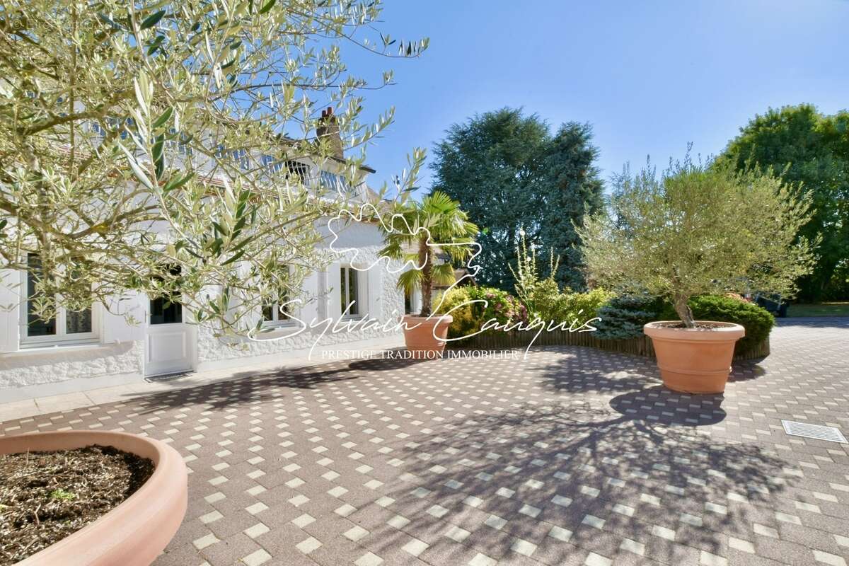 Propriété à vendre proche de CHATEAUNEUF SUR LOIRE  - 1 hectare - Fermette de caractère de 394m2 - Piscines chauffée - Cours de  - photo 4