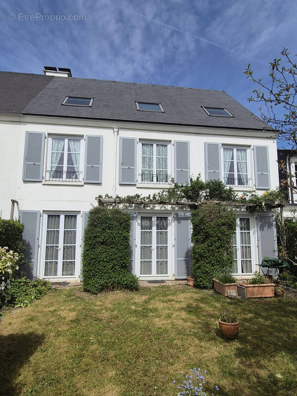 Maison à VERT-SAINT-DENIS