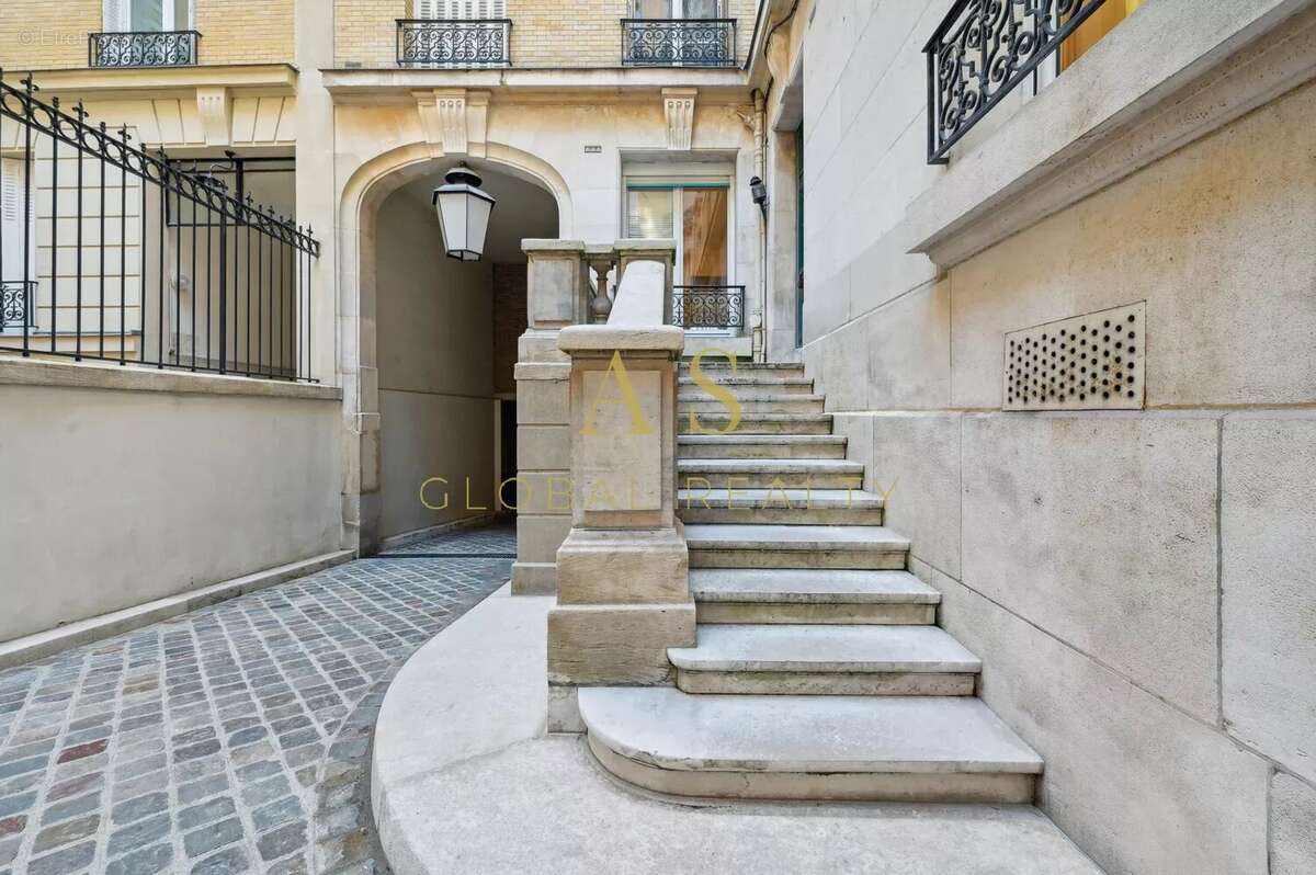 Appartement à PARIS-16E