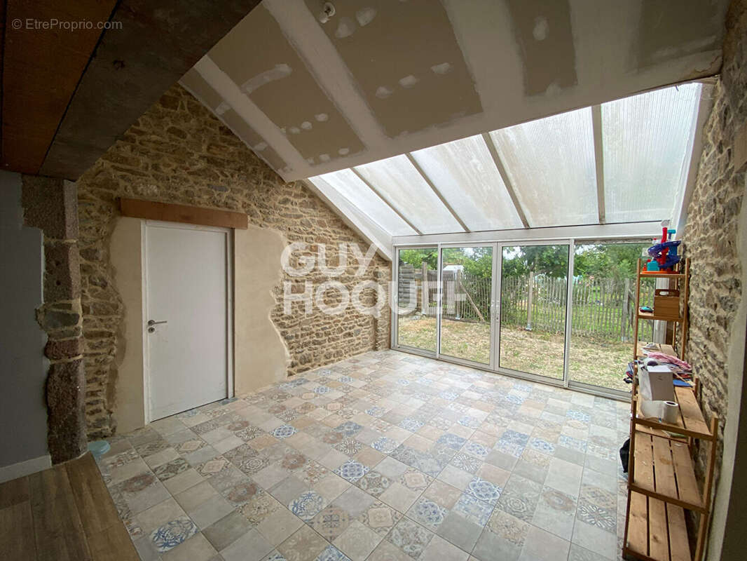 Maison à SAINT-BROLADRE