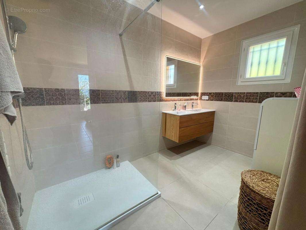 Villa provençale type 4 avec piscine, jardin et garage - photo 9
